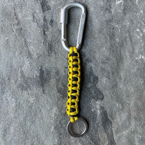 New🌟UO Black-Gold Tech Bungee Keyring - Picture 2 of 3